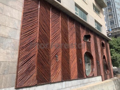 palos de madera eucalipto fachada exterior